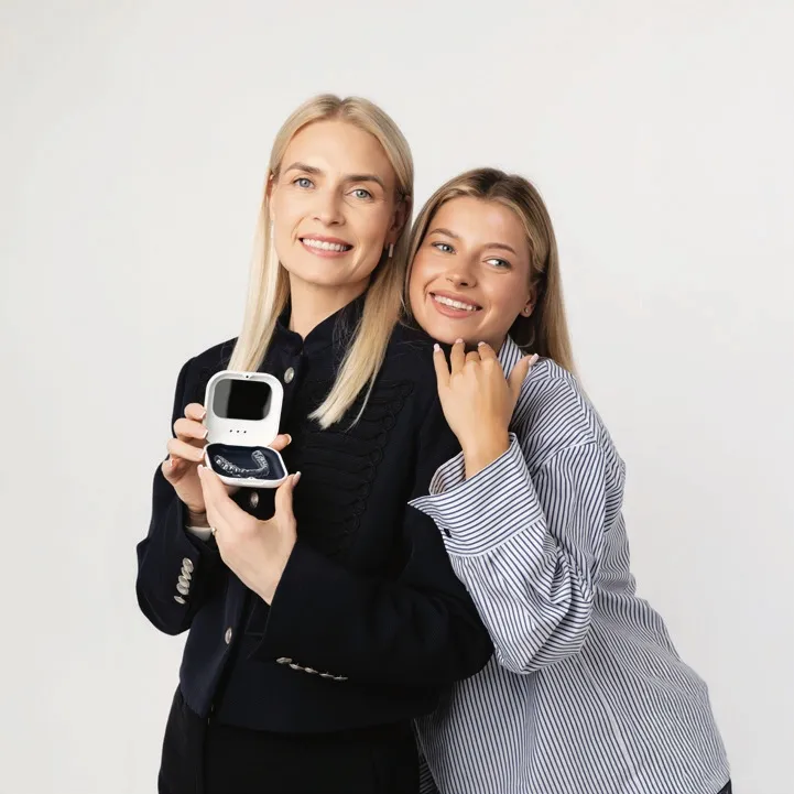 Twee lachende vrouwen met een Ordoline-bewaardoos