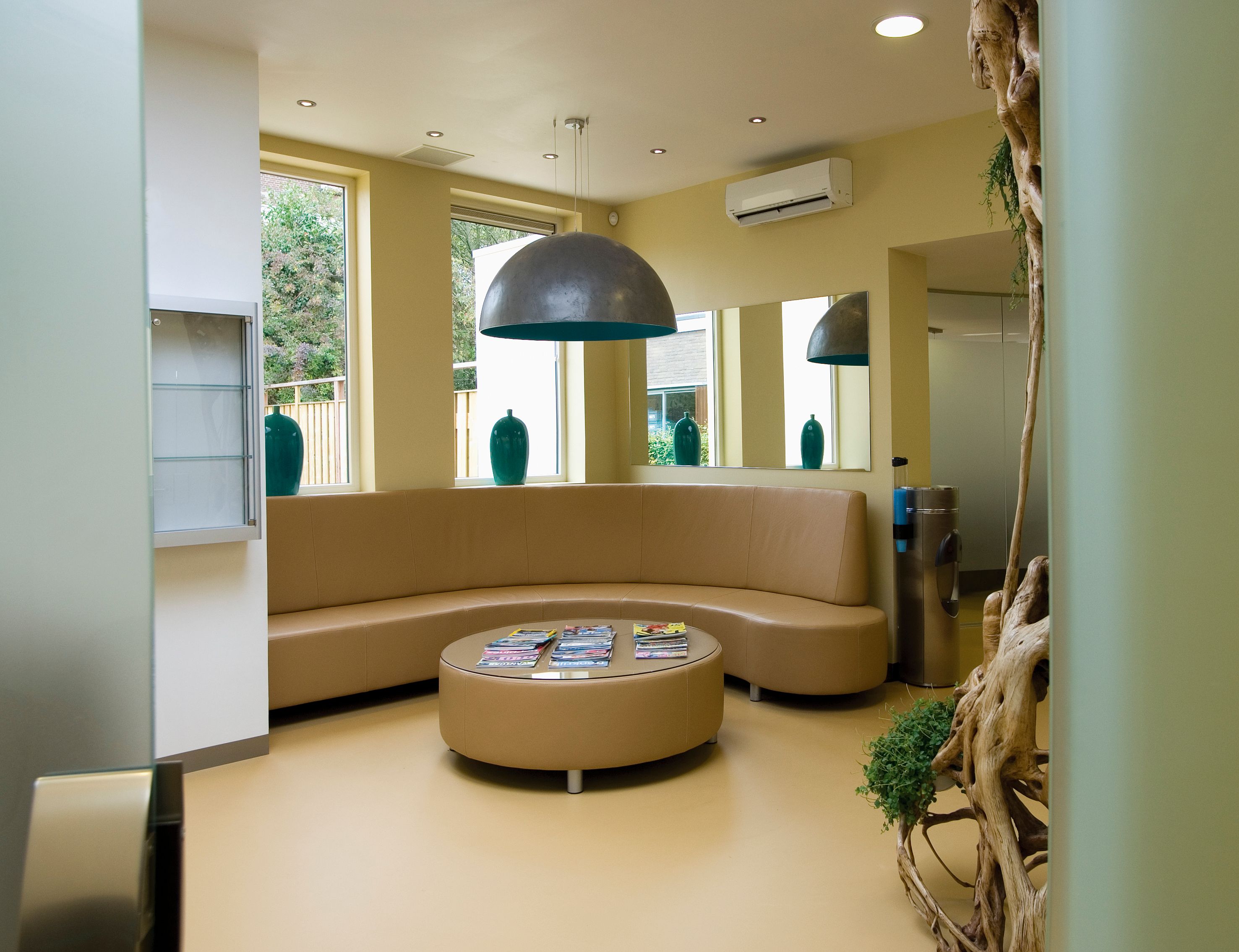 De wachtkamer met de ronde leren bank